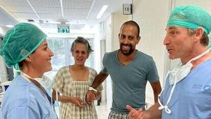 אלרעי ותמר קאפח יחד עם הצוות הרפואי במרכז הרפואי שערי צדק. | דוברות שערי צדק