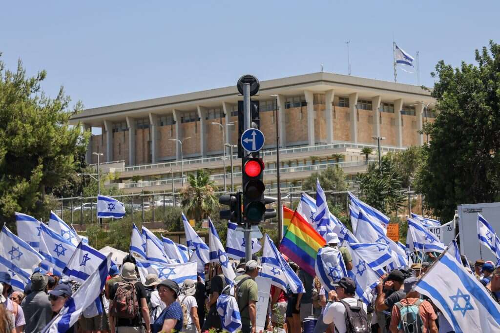ההפגנות נגד הרפורמה במערכת המשפט מחוץ למשכן הכנסת. | חיים גולדברג - פלאש 90 ההפגנות נגד הרפורמה במערכת המשפט מחוץ למשכן הכנסת. | חיים גולדברג - פלאש 90