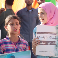 ילדים מפגינים למעו חולי הסרטן הסוריים. | מסך מטוויטר