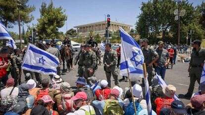 מפגינים נגד הרפורמה מנסים לחסום את הכניסה לכנסת. | חיים גולדברג, פלאש 90