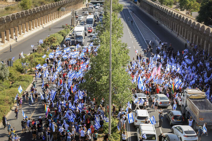 מתפרעים חוסמים את כביש בגין בירושלים, לאחר אישור צמצום עילת הסבירות. | נועם רבקין פנטון, פלאש 90 מתפרעים חוסמים את כביש בגין בירושלים, לאחר אישור צמצום עילת הסבירות. | נועם רבקין פנטון, פלאש 90