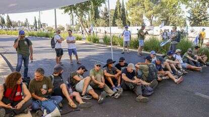 מתפרעים חוסמים כביש מול הכנסת, הבוקר. | חיים גולדברג, פלאש 90