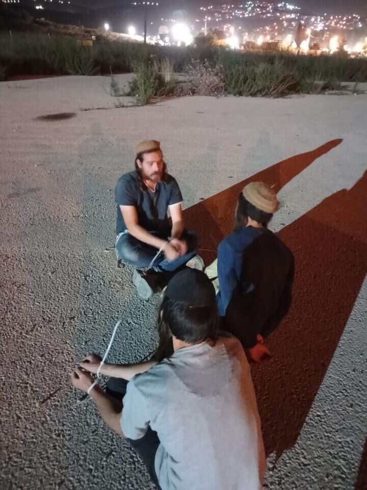 המפגינים אזוקים באזיקונים, סמוך לחווארה