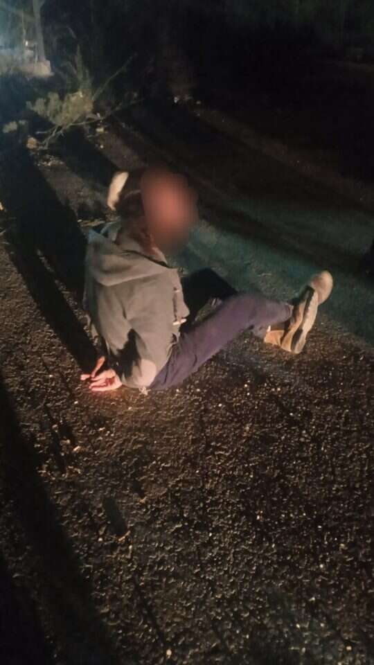 המפגינים אזוקים באזיקונים, סמוך לחווארה