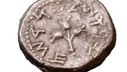 מטבע שנמצא על ידי רשות העתיקות. | אמיל אלג'ם, רשות העתיקות