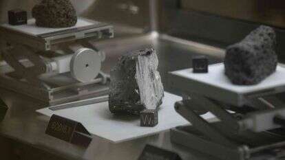 אבנים מהירח במעבדה של נאס"א. | Mark Felix / AFP