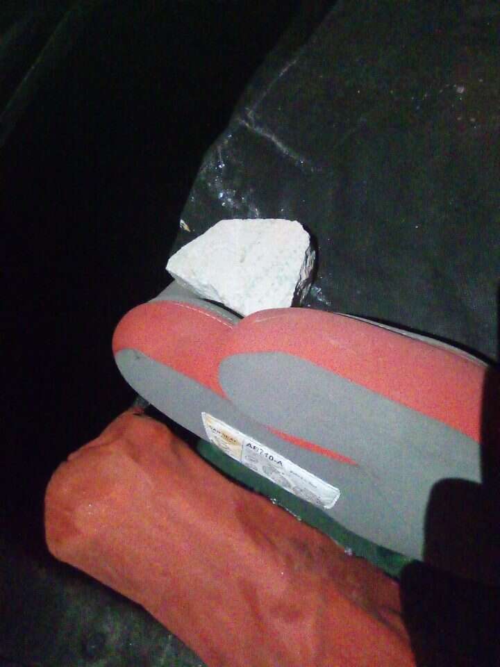 רכב שנפגע מאבנים בבקעת הירדן. | דוברות