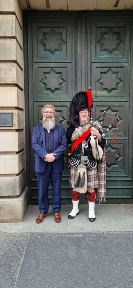 הרב בירנבוים עם סקוטי בלבוש מסורתי