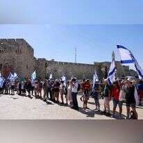 הפתרון: לחזור ל"ברית ציונית" בין הימין המתון והשמאל המתון. שרשרת אנושית במסגרת אירועי "ואהבת!", השבוע בירושלים | מנחם כהנא, איי.אף.פי