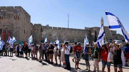 הפתרון: לחזור ל"ברית ציונית" בין הימין המתון והשמאל המתון. שרשרת אנושית במסגרת אירועי "ואהבת!", השבוע בירושלים | מנחם כהנא, איי.אף.פי