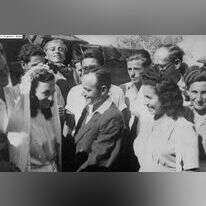 פעל להתיר לנישואים אלפי נשים שנותרו ללא בעליהן. חתונה במחנה מעצר למעפילים בקפריסין, 1947. באדיבות ארכיון התצלומים, מוזיאון בית לוחמי הגטאות