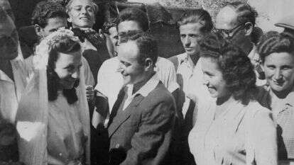 פעל להתיר לנישואים אלפי נשים שנותרו ללא בעליהן. חתונה במחנה מעצר למעפילים בקפריסין, 1947. באדיבות ארכיון התצלומים, מוזיאון בית לוחמי הגטאות