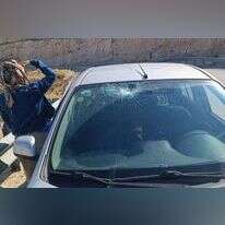 רכב שנפגע מאבנים בבקעת הירדן. | דוברות