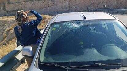 רכב שנפגע מאבנים בבקעת הירדן. | דוברות