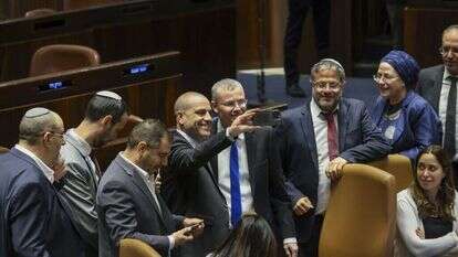 הניתוח הצליח והמנתח נפל באפיסת כוחות. השרים לוין ובן־גביר לאחר אישור חוק הסבירות/ | נועם מרקוביץ', דוברות הכנסת