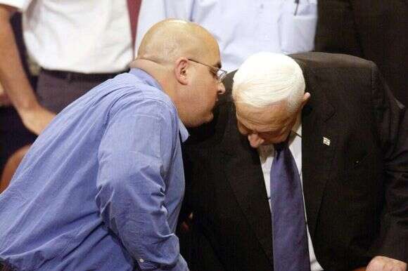 עמרי שרון עם אביו, 2005. | אבי אוחיון, לע"מ עמרי שרון עם אביו, 2005. | אבי אוחיון, לע"מ