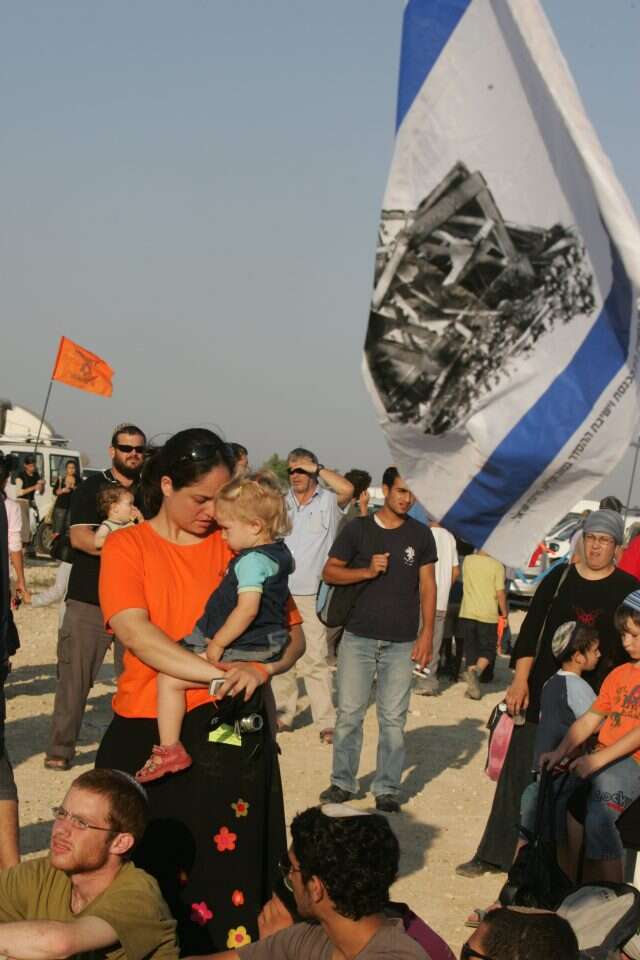 שפירא במהלך הפינוי. | מרים צחי שפירא במהלך הפינוי. | מרים צחי