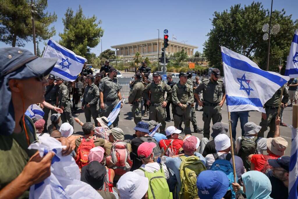 הפגנה ליד הכנסת, השבוע. | חיים גולדברג, פלאש 90