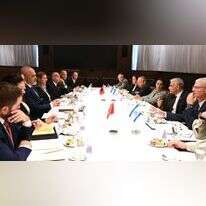 רה"מ לשעבר לפיד ולידו מנכ"לית משרדו נעמה שולץ בפגישה מדינית עם ממשלת אלבניה, אוקטובר 2022. | חיים צח, לע"מ