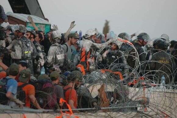 מפגינים נגד ההתנתקות בכפר־דרום. | פלאש 90