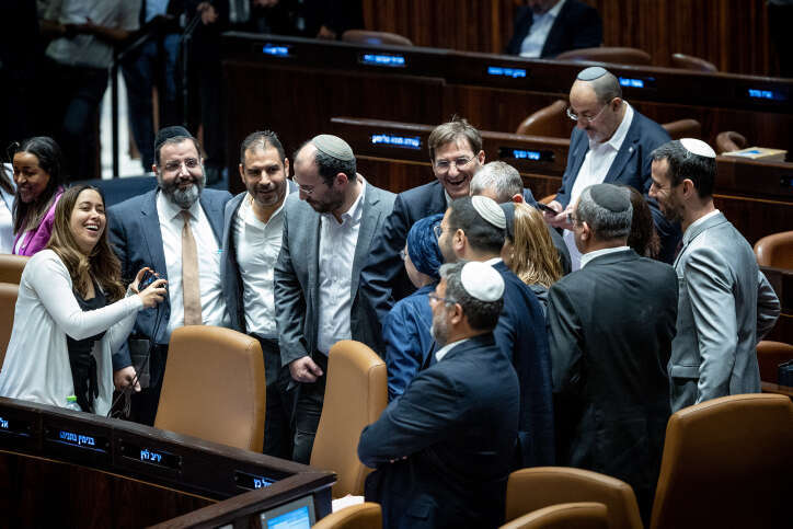 חברי הקואליציה חוגגים את העברת עילת הסבירות בכנסת. | יונתן זינדל, פלאש 90