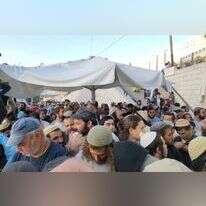 העולים מחכים בצפיפות בכניסה להר הבית. | אברהם שאול פואה