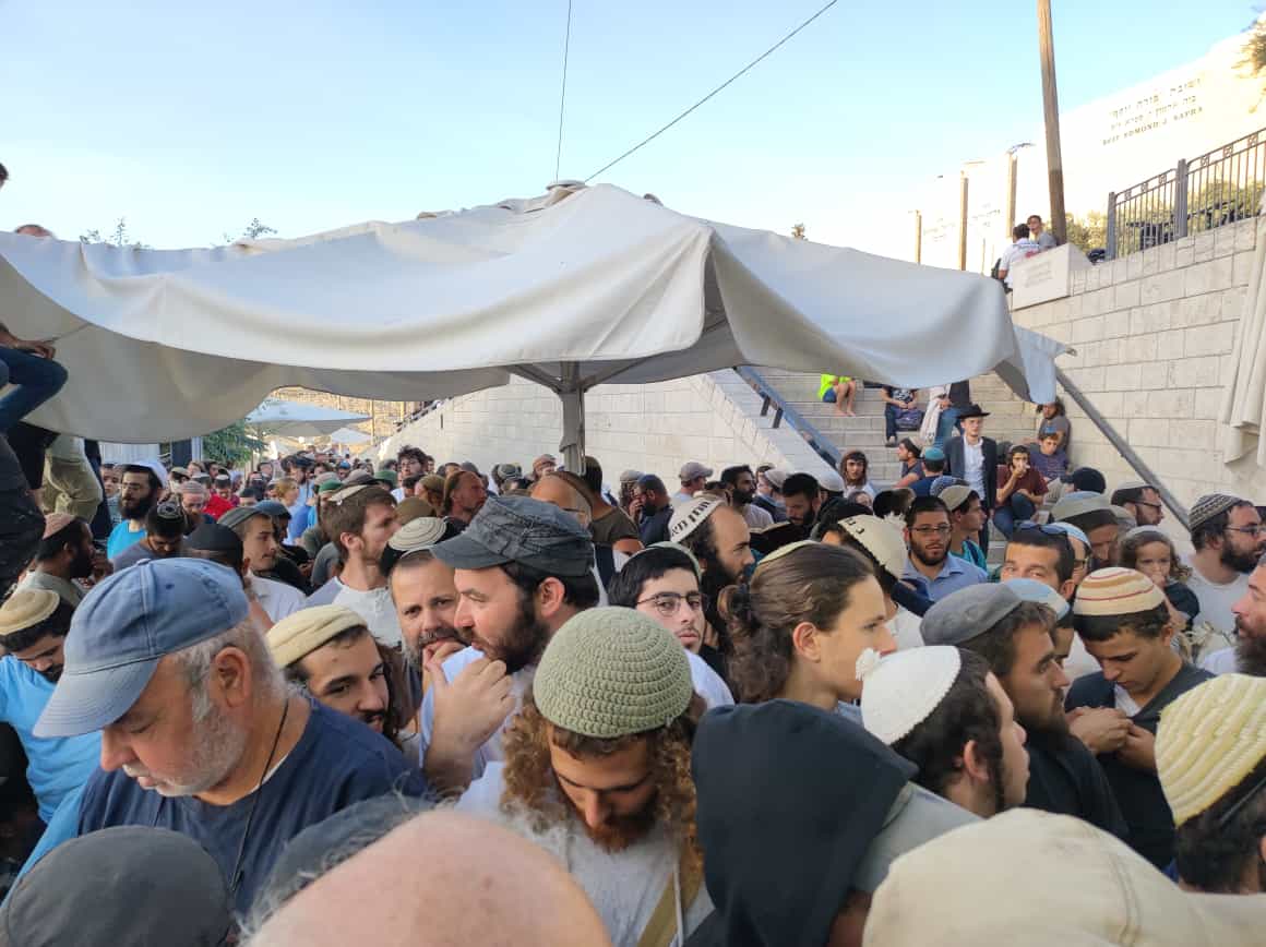 העולים מחכים בצפיפות בכניסה להר הבית. | אברהם שאול פואה