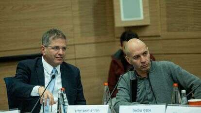 השר קיש (משמאל) ומנכ"ל משרד החינוך המתפטר, אסף צלאל. | יונתן זינדל, פלאש 90