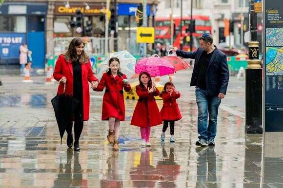 אור אלון וציפי חוטובלי עם בנותיהן. | תמי קזדן