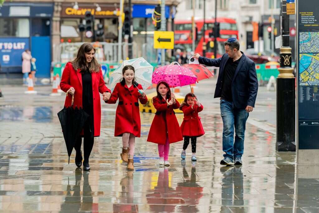 אור אלון וציפי חוטובלי עם בנותיהן. | תמי קזדן