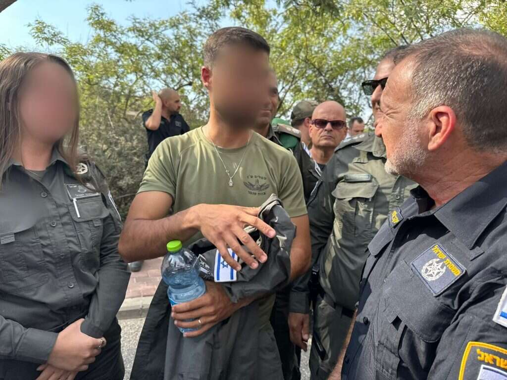 מפכ"ל המשטרה שבתאי עם לוחם מג"ב שחיסל את המחבל במעלה אדומים. | דוברות המשטרה