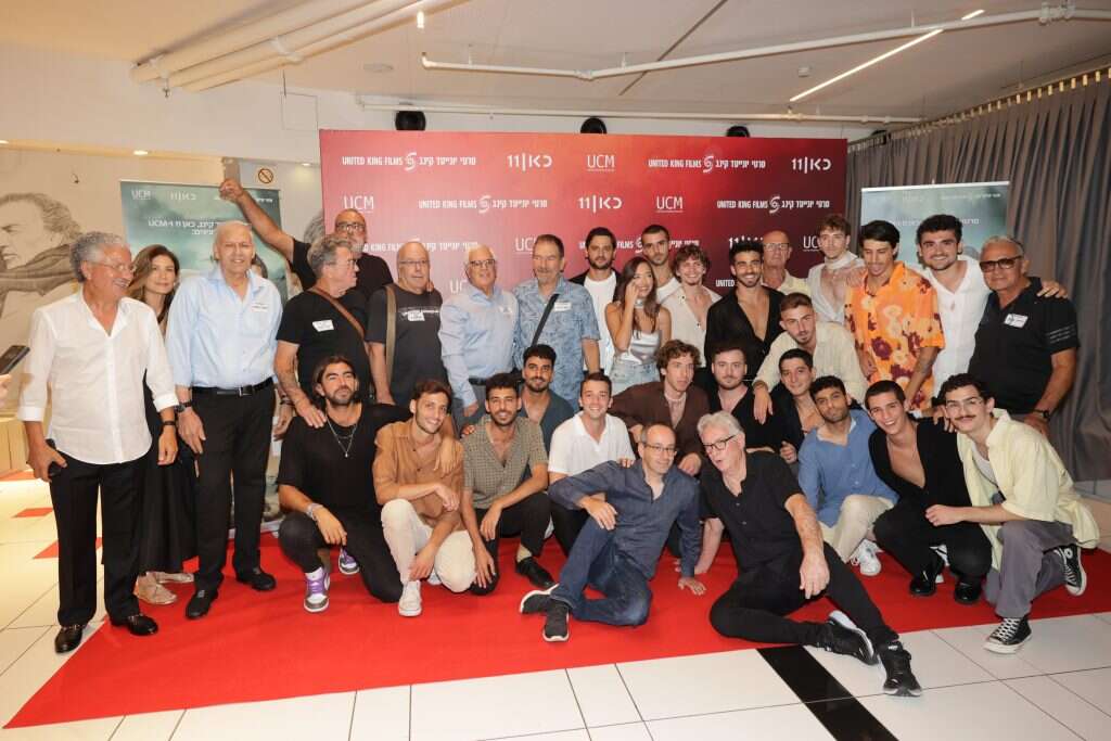 שחקני הסרט עם לוחמי מוצב המזח. | דני שוורצמן