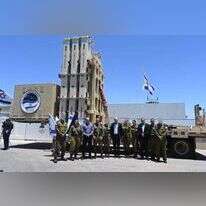 שר הביטחון, המנכ"ל, ראש מפא"ת ומפקד ההגנה האווירית, עם מפעילי 'קלע דוד' על רקע משגר המערכת. | דוברות משרד הביטחון