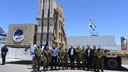 שר הביטחון, המנכ"ל, ראש מפא"ת ומפקד ההגנה האווירית, עם מפעילי 'קלע דוד' על רקע משגר המערכת. | דוברות משרד הביטחון