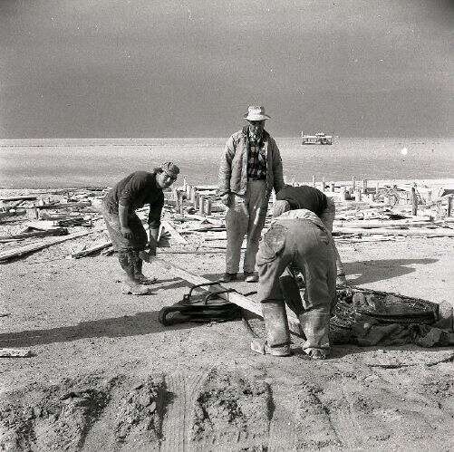 השר ספיר אמר שעל העובדים להכיר טובה למפלגה. פועלים בים המלח. | מאוסף מיתר, האוסף הלאומי לתצלומים על שם משפחת פריצקר, הספריה הלאומית