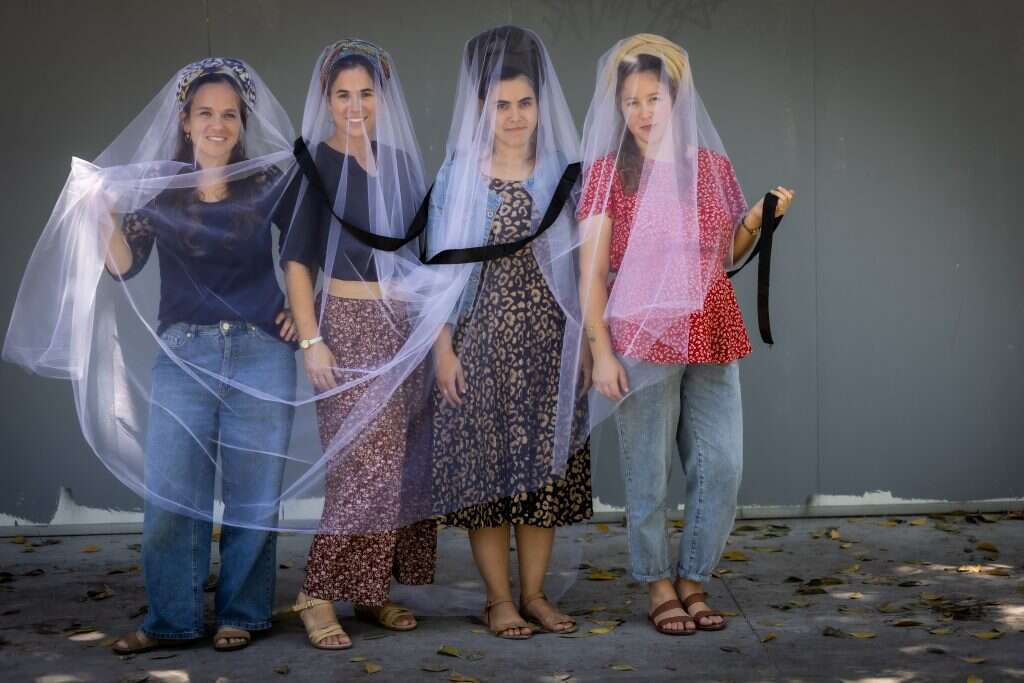 לכל אחת אח אחר. מימין לשמאל: הלל פלג צוקרמן, אליענה רחמים, מעין אפרתי, שלי ארליך. | אריק סולטן לכל אחת אח אחר. מימין לשמאל: הלל פלג צוקרמן, אליענה רחמים, מעין אפרתי, שלי ארליך. | אריק סולטן