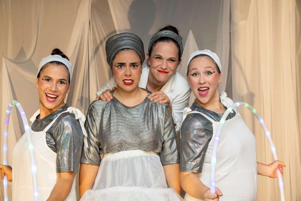 במשך שנה נפגשו מדי שבוע ליום כתיבה, עד שנולדה ההצגה. האחיות צוקרמן. | אריק שפירא במשך שנה נפגשו מדי שבוע ליום כתיבה, עד שנולדה ההצגה. האחיות צוקרמן. | אריק שפירא