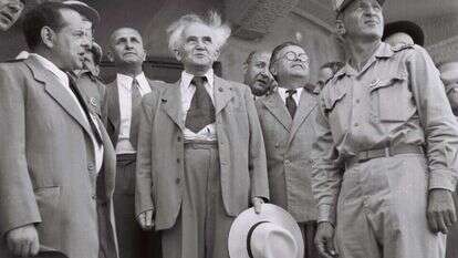 "נרכז קודם את העם בציון, נבטיח קיומו ושלומו, ובבוא הזמן יכריע במה שיש להכריע". בן־גוריון ממתין להגעת ארונו של הרצל, אוגוסט 1949. | סם דיאמונד, לע"מ "נרכז קודם את העם בציון, נבטיח קיומו ושלומו, ובבוא הזמן יכריע במה שיש להכריע". בן־גוריון ממתין להגעת ארונו של הרצל, אוגוסט 1949. | סם דיאמונד, לע"מ