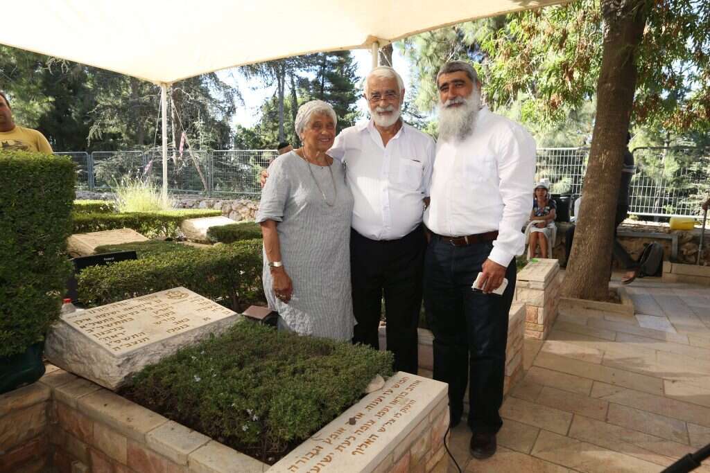 "הסוד ממילא לא יישמר". הוריו ואחיו של מורנו ליד קברו. | מרים צחי