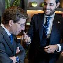 הניחוח מגיע ישר למרכזי הזיכרון במוח. ראש עיריית מדריד מרחרח בושם במלון מריוט שנפתח בעיר, במרץ 2023. | גטי אימג'ס