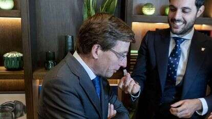 הניחוח מגיע ישר למרכזי הזיכרון במוח. ראש עיריית מדריד מרחרח בושם במלון מריוט שנפתח בעיר, במרץ 2023. | גטי אימג'ס