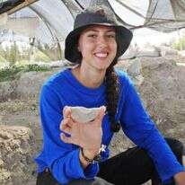 המש"צית אביב ויצמן ו"מראת הכשפים" שנמצאה. | אמיל אלג'ם, רשות העתיקות