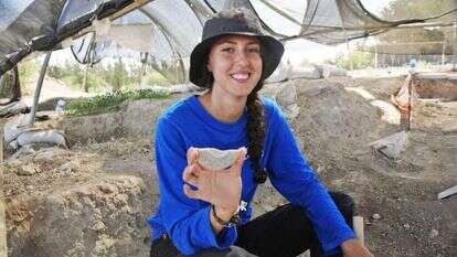 המש"צית אביב ויצמן ו"מראת הכשפים" שנמצאה. | אמיל אלג'ם, רשות העתיקות