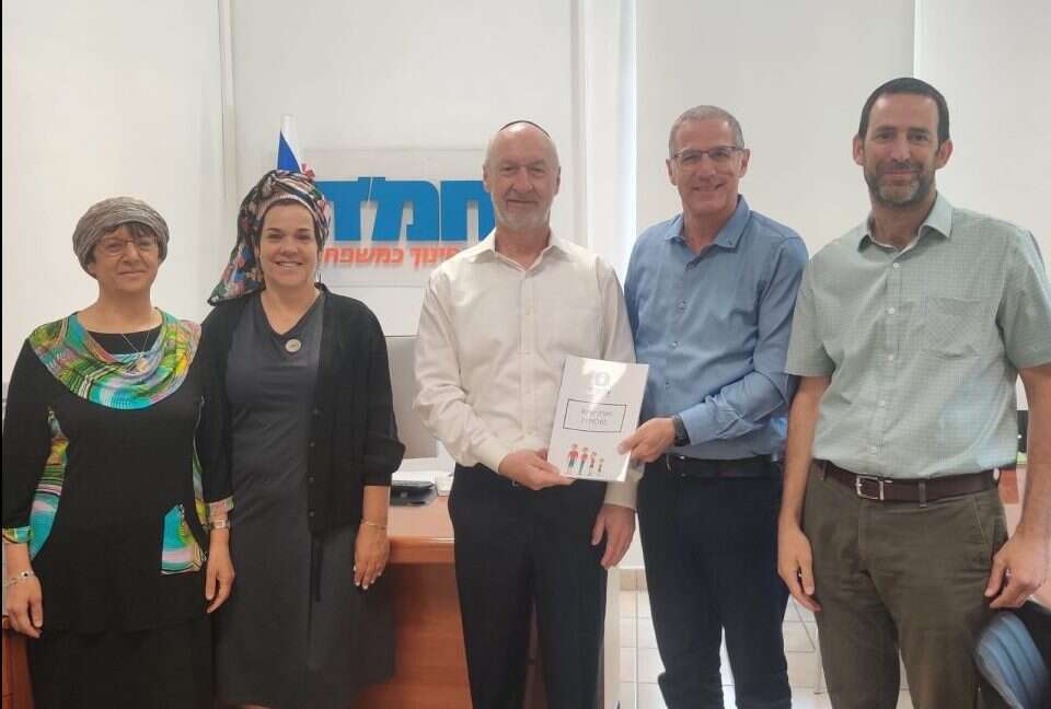 ראשי ידידות טורונטו והחמ"ד סביב החתימה על הרחבת השת"פ. | באדיבות ידידות טורונטו