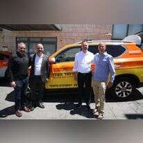 הרב ליאו די עם מתנדבי איחוד הצלה, בחנוכת רכב החירום לזכר אשתו ובנותיו הי"ד. | דוברות איחוד הצלה