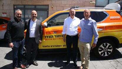 הרב ליאו די עם מתנדבי איחוד הצלה, בחנוכת רכב החירום לזכר אשתו ובנותיו הי"ד. | דוברות איחוד הצלה