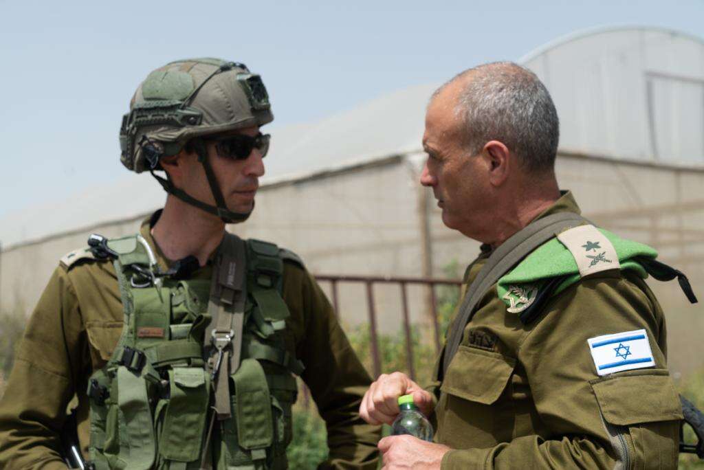 אל"מ מאיר בידרמן עם מפקד פיקוד המרכז לשעבר אלוף יהודה פוקס בזירת פיגוע הירי בו נרצחו לוסי די ובנותיה רינה ומאיה. | דובר צה"ל