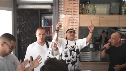 מסך מתוך סרטון "לחם חביתה בנתניה" ביטויוב