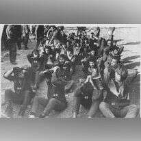 תמונה ראשונה של השבויים הישראלים בסוריה (זינגר הוא מספר 15) צולמה על ידי צלמים זרים, דמשק 1973. | מהאוסף הפרטי