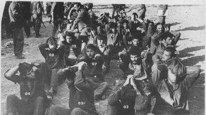 תמונה ראשונה של השבויים הישראלים בסוריה (זינגר הוא מספר 15) צולמה על ידי צלמים זרים, דמשק 1973. | מהאוסף הפרטי